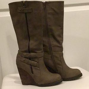 Wedged below knee heel boots